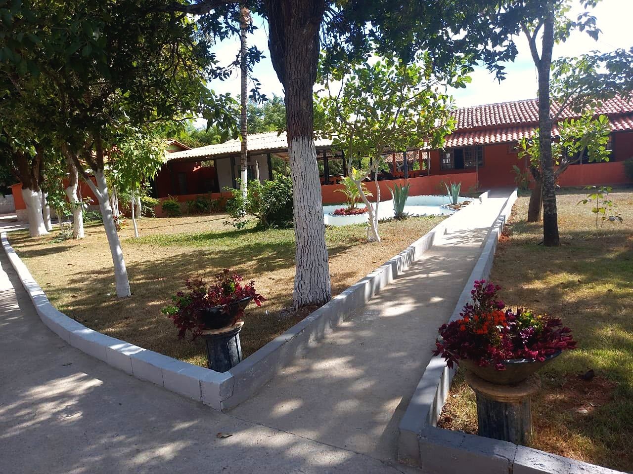 Caminho entre jardins na Fazenda Vitória